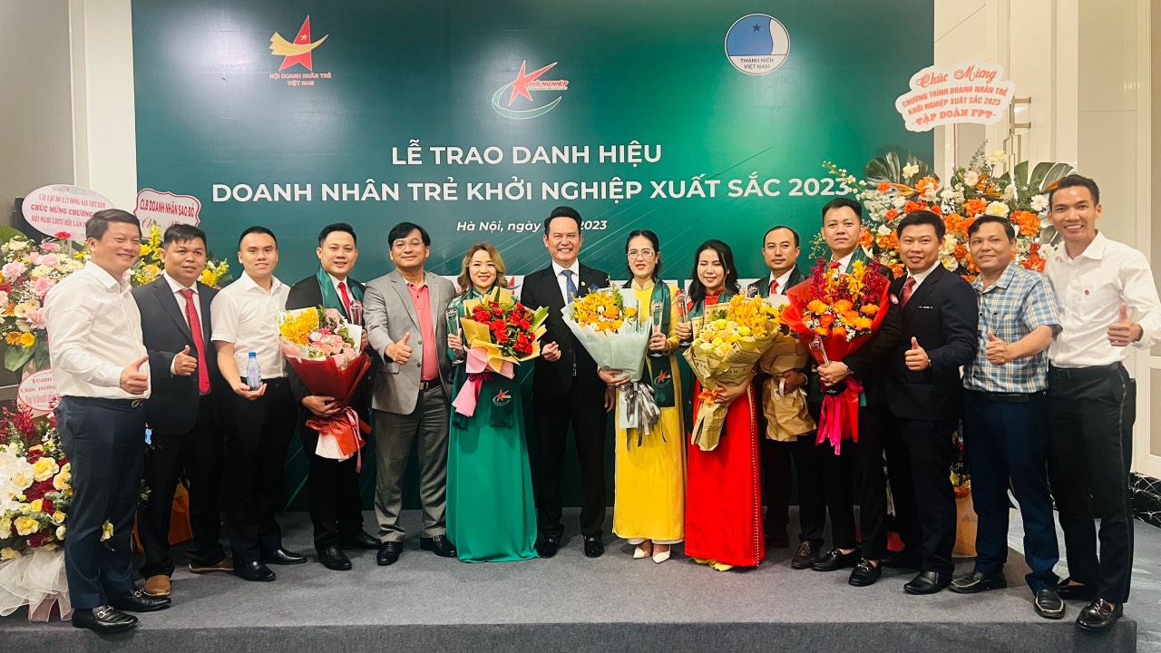 Anh Đặng Hồng Anh - Chủ tịch Hội Doanh nhân trẻ Việt Nam chúc mừng Đoàn Long An